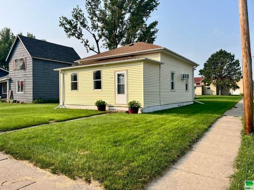 212 W Pleasant St, Elk Point, SD, 57025-2409 | Card Image