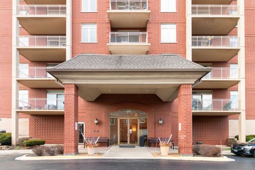 c405-8440 Callie Ave, Morton Grove, IL, 60053-5011 | Card Image