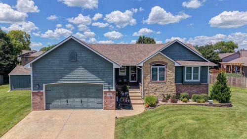 611 Cleek Ct, Winfield, KS, 67156-8895 | Card Image