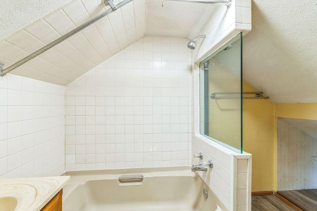 Upstairs Bathroom | Image 22