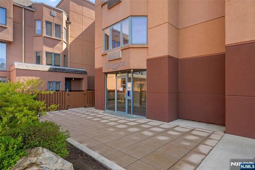 302 Hancock Ct, Edgewater, NJ, 07020-1604 | Card Image