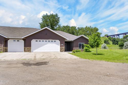 523 Legacy Ln, Valley City, ND, 58072-2217 | Card Image