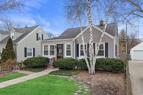 621 E Hampton Road, Whitefish Bay, WI, 53217 | Card Image