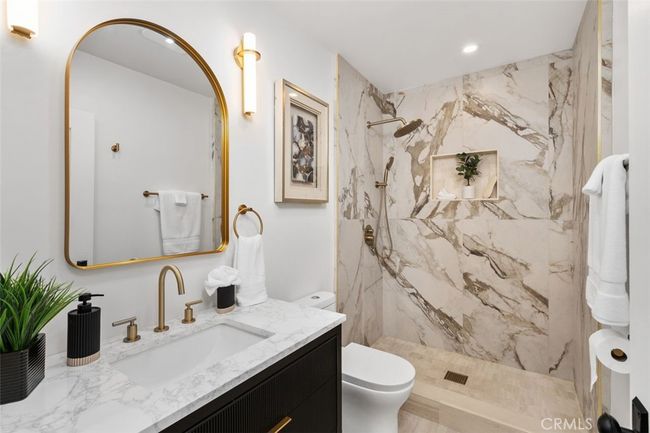 BOTTOM UNIT RESTROOM #3 | Image 17