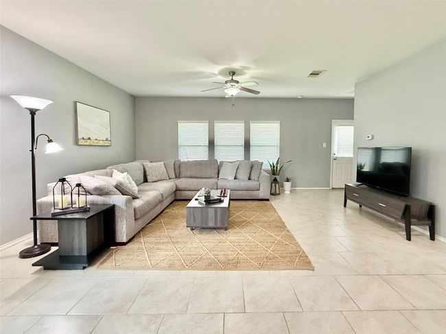 You'll love this open concept floor plan w/ high ceilings & lots of natural light | Image 4