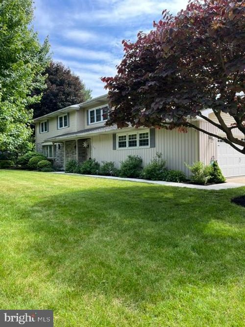 15 Stoneleigh Dr, Lebanon, PA, 17042-5752 | Card Image