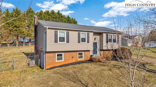 166 Lynnewood Dr, Mount Airy, NC, 27030-7996 | Card Image