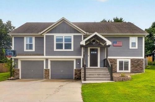16913 Juniper Dr, Basehor, KS, 66007-8221 | Card Image