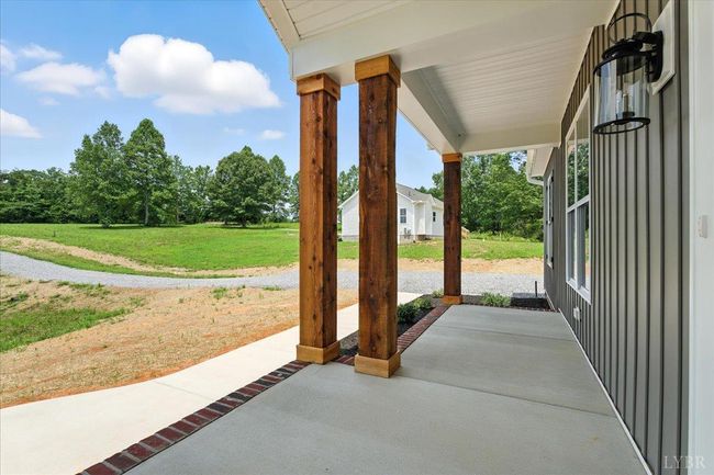 8666 Hat Creek Rd, House other with 3 bedrooms, 2 bathrooms and null parking in Brookneal VA | Image 4