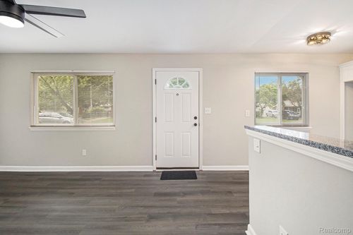 8105 Syracuse St, Taylor, MI, 48180-2285 | Card Image