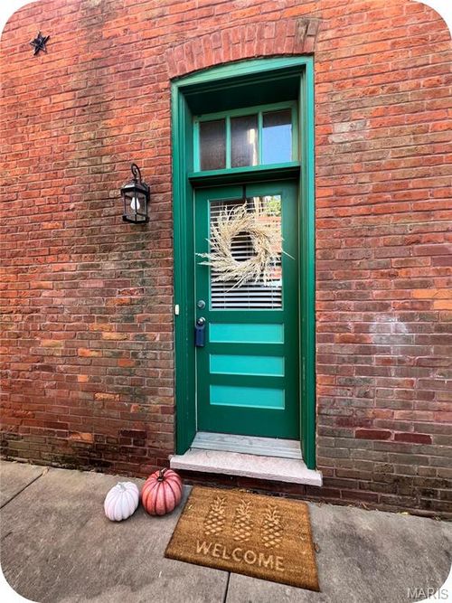 2409 Menard St, Saint Louis, MO, 63104-4329 | Card Image