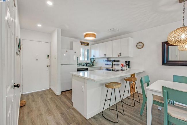 UNIT-212 - 325 Kitty Hawk Rd, Condo with 2 bedrooms, 1 bathrooms and 1 parking in Alameda CA | Image 8
