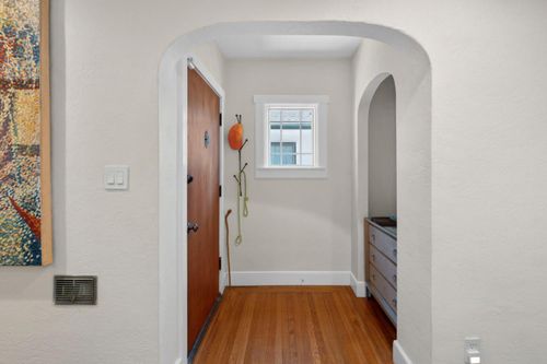 5032 8th Avenue, Sacramento, CA, 95820 | Card Image