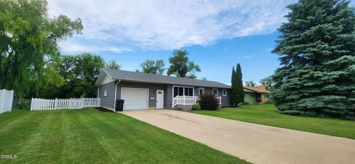 880 Riverview Dr, Valley City, ND, 58072-3804 | Card Image