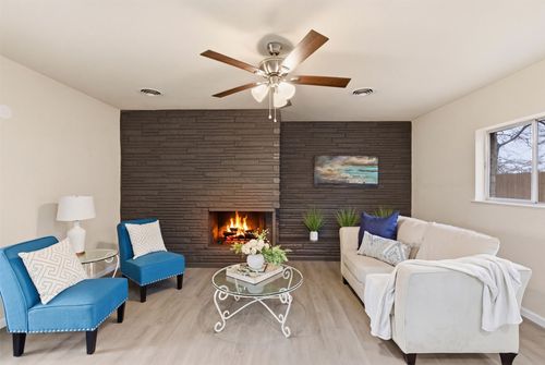 829 Joanna Dr, Hurst, TX, 76053-4805 | Card Image