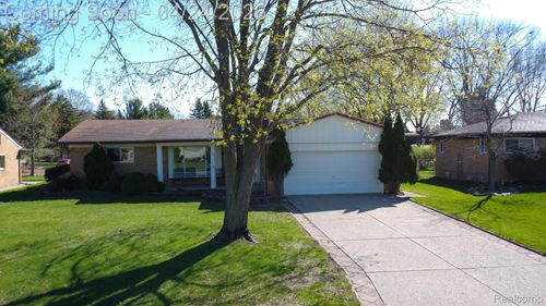 129 Pleasant Lake Dr, Waterford, MI, 48327-3767 | Card Image