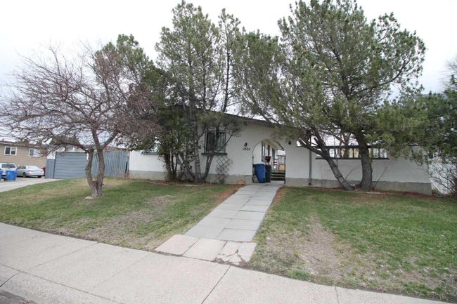 2009 28 Street S, Home with 5 bedrooms, 3 bathrooms and 4 parking in Lethbridge AB | Image 1