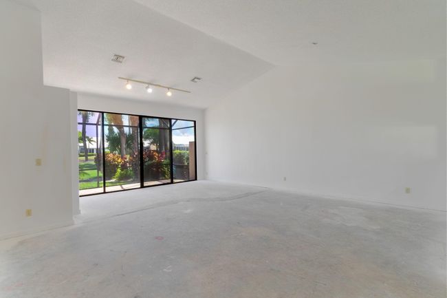 8057 Cassia Dr, Condo with 3 bedrooms, 2 bathrooms and null parking in Boynton Beach FL | Image 5