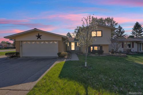 9498 Bassett St, Livonia, MI, 48150-3311 | Card Image