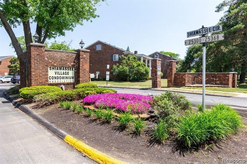 203-25316 Shiawassee Cir, Southfield, MI, 48033-3828 | Card Image