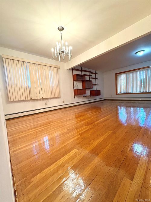 1649 Falmouth Ave, New Hyde Park, NY, 11040-3918 | Card Image
