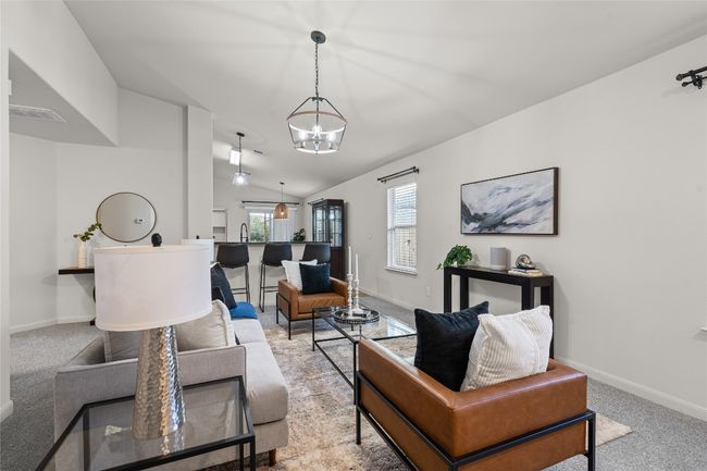 Spacious living area | Image 5