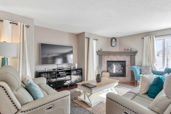 37 Everwillow Park Sw, Home with 4 bedrooms, 3 bathrooms and 4 parking in Calgary AB | Image 5