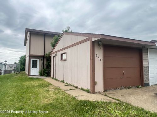 637 27th St W, Dickinson, ND, 58601-2520 | Card Image