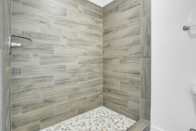 Bathroom with tiled shower | Image 9