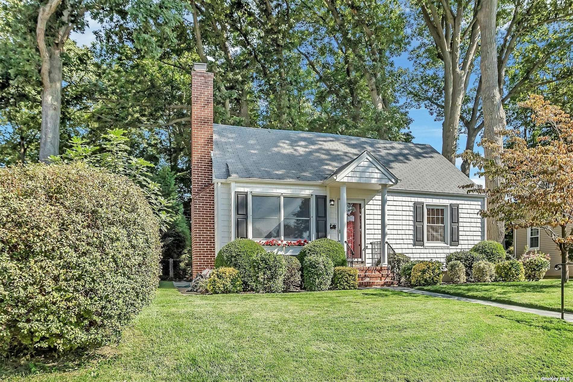 Yew St, Glen Cove, NY 11542