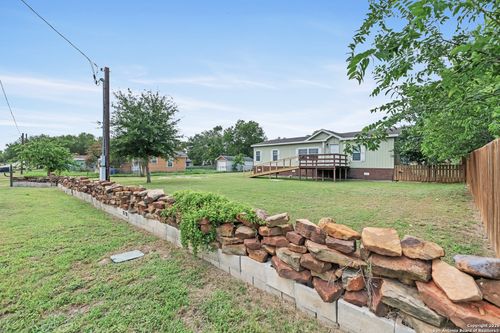 1305 5th St, Floresville, TX, 78114-2010 | Card Image