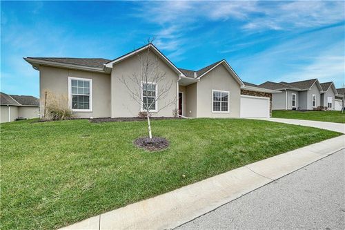 1401 Villa Ln, Louisburg, KS, 66053-6911 | Card Image