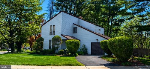 4 Robertson Rd, East Windsor, NJ, 08520-5723 | Card Image