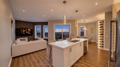 805-5917 Main Street, Whitchurch Stouffville, ON, L4A5G4 | Card Image