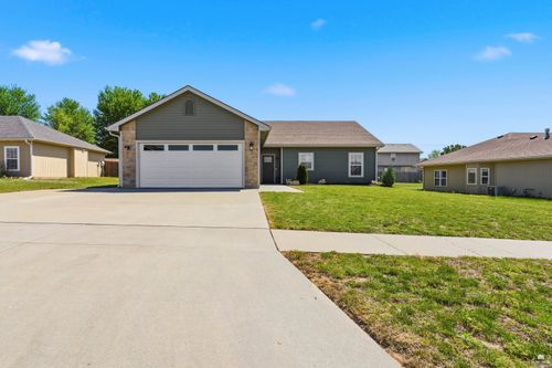 1421 Meadowbrooke Ln, Junction City, KS, 66441-2563 | Card Image
