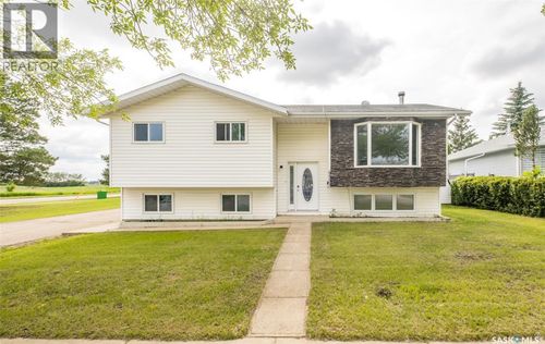 3367 15th Ave E, Prince Albert, SK, S6V7V3 | Card Image