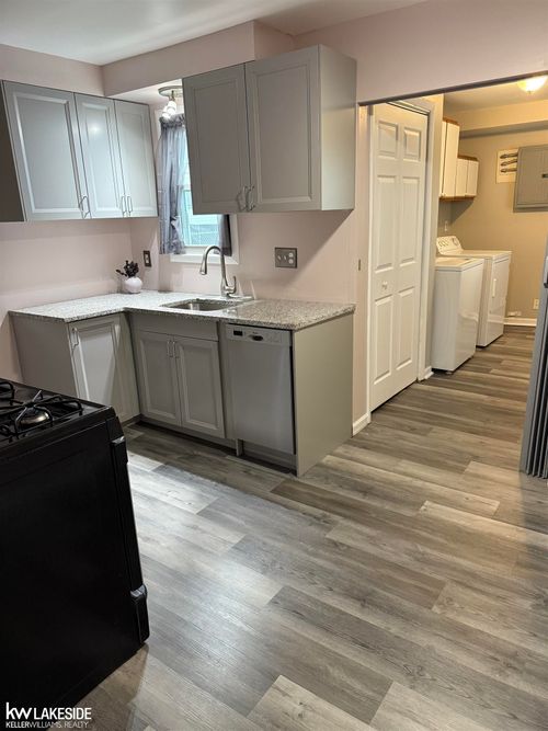 28336 Rosemont St, Roseville, MI, 48066-2438 | Card Image