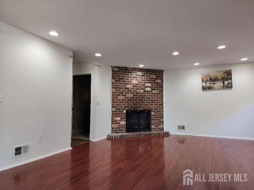 j-4 Covington Ct, East Brunswick, NJ, 08816-5127 | Card Image