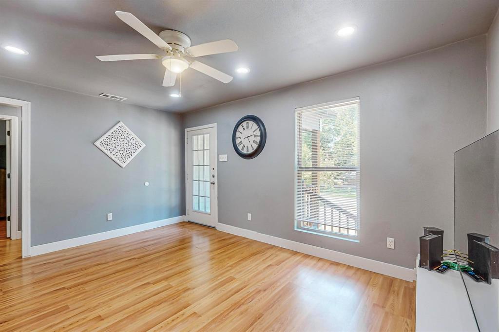 Kildare Ave, Dallas, TX 75216