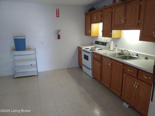 102 Castle Ridge Dr, Edmonton, KY, 42129-8176 | Card Image