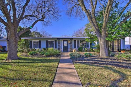 811 W Schubert St, Fredericksburg, TX, 78624-2518 | Card Image