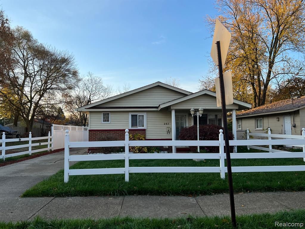 Hughes Ave, Pontiac, MI 48341