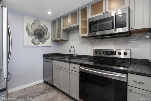 apt-305-1300 E Lafayette St, Detroit, MI, 48207-2918 | Card Image