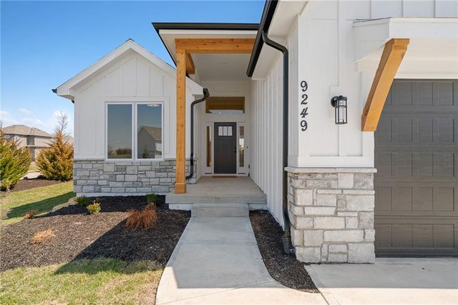 9346 Gander St, House other with 4 bedrooms, 3 bathrooms and null parking in Lenexa KS | Image 4