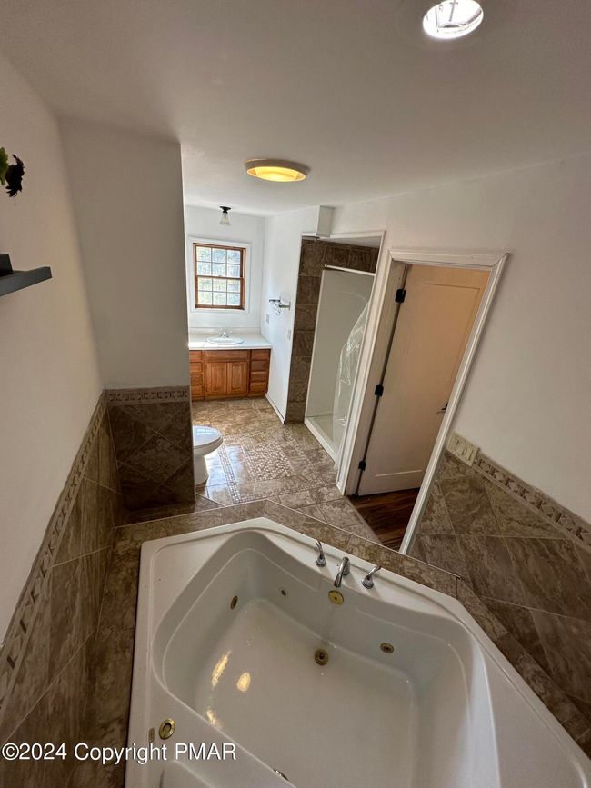2nd Floor Bathroom | Image 13