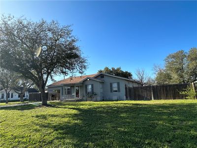 901 E Fannin Street, House other with 4 bedrooms, 2 bathrooms and null parking in Beeville TX | Image 1