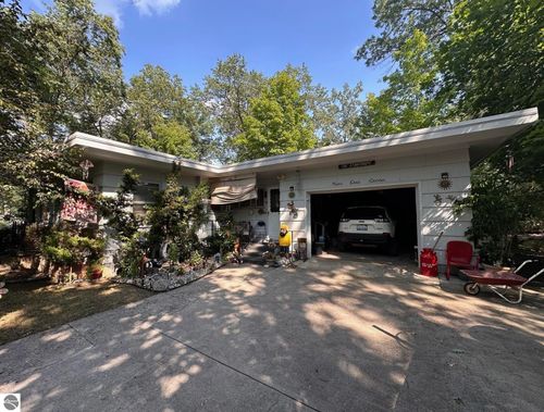 917 Holly St, Traverse City, MI, 49686-3613 | Card Image