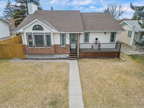 321 Main Street N, Home with 5 bedrooms, 3 bathrooms and 5 parking in Airdrie AB | Card Image