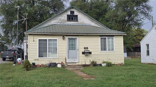 106 S Orange St, Cameron, MO, 64429-2240 | Card Image