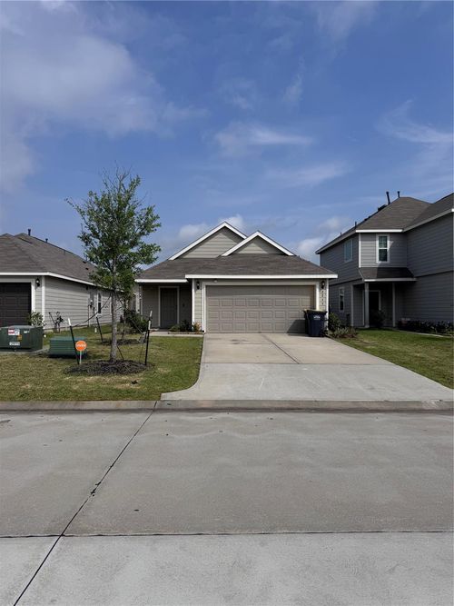 2217 Middle Ridge Dr, Conroe, TX, 77301-3235 | Card Image